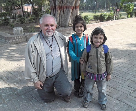 O. Andrzej Madej OMI  z dziećmi z Lahore 