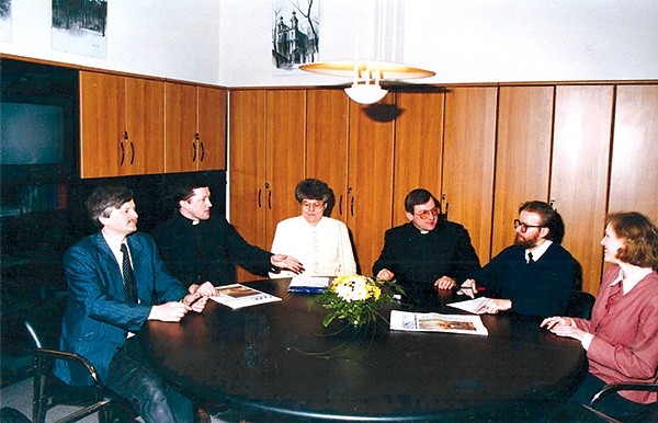  Musimy napisać także i o tym! Kolegium redakcyjne krakowskiego GN w lutym 1997 r. Od lewej: dr Krzysztof Gurba, ks. Andrzej Sawulski SCJ, Anna Osuchowa, ks. Paweł Duźniak, Bogdan Gancarz, Agnieszka Homan 