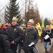 Z koroną na głowie i śpiewem kolęd – na zdjęciu uczestnicy orszaku z Porąbki