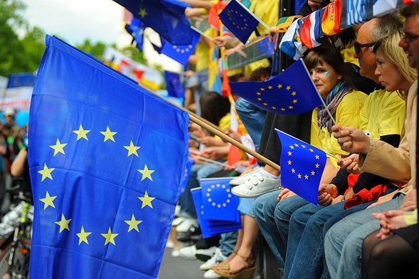 Zadłużona Grecja przejmuje ster UE