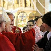 Pastorał, mitra, pierścień - znaki pasterskiej władzy, będą towarzyszyć biskupowi podczas jego liturgicznej posługi. Na zdjęciu: bp Piotr Greger w czasie bierzmowania