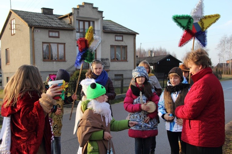 Kolędnicy misyjni byli życzliwie przyjmowani przez mieszkańców Bobrownik