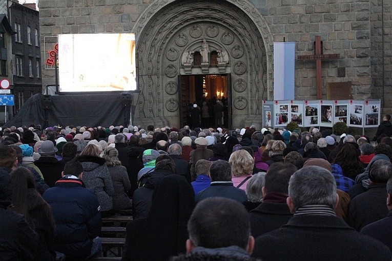 Tłumy przed katedrą