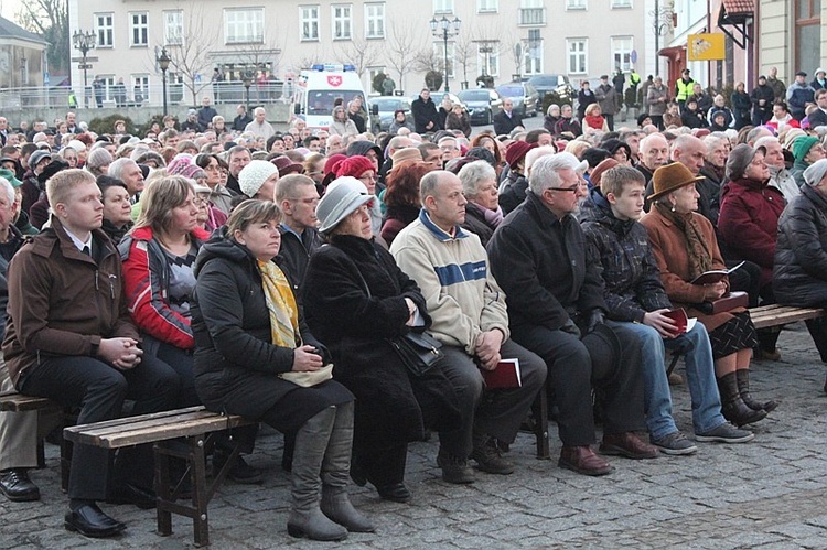 Tłumy przed katedrą