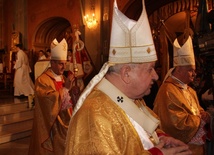 Kard. Stanisław Dziwisz towarzyszył bp. Romanowi Pindlowi przy jego pierwszy biskupim błogosławieństwie