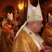 Kard. Stanisław Dziwisz towarzyszył bp. Romanowi Pindlowi przy jego pierwszy biskupim błogosławieństwie