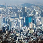  Widok miasta z jednego z drapaczy chmur. Z tej wysokości trudno dostrzec prawdziwy charakter Seulu. Widać tylko wysokie budynki i bloki jak dziecięce klocki