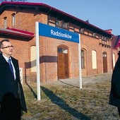 Burmistrz Radzionkowa Gabriel Tobor z szefem Referatu Promocji Jarosławem Wrońskim przed budowanym centrum – dawnym dworcem PKP