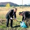 1 października 2013 roku, polscy delegaci zabierają ziemię z Zagłębia Donbas na Górny Śląsk. W tle kopalnia „Rossija” pod miastem Krasnoarmiejsk