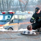  Strażnik miejski w Katowicach z bezdomnym mieszkającym w kanałach 