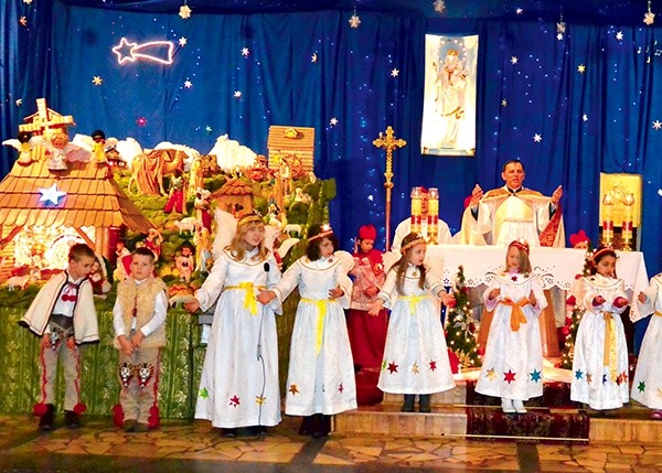 Tradycyjne kolędowanie z aniołkami i pastuszkami przy szopce w Kokotku