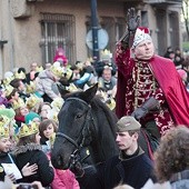  Król Melchior pozdrawia uczestników orszaku