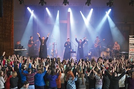  Klerycy ewangelizują podczas koncertów dla młodzieży