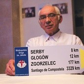 Marian Hawrysz pokazuje najnowszy pomysł oznakowania szlaków – tabliczki dystansowe