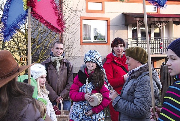 Kolędnicy misyjni w Bobrownikach wraz z Ruslanem i Ewą