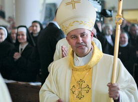  Bp Rudolf Pierskała błogosławi i pozdrawia wiernych zgromadzonych na uroczystości 