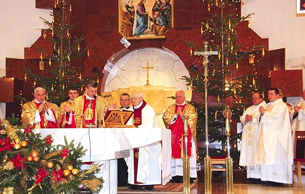 Biskup Roman Pindel  podczas prymicji w wadowickim kościele św. Piotra Apostoła