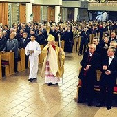 Podczas spotkania odnowiono przyrzeczenia chrzcielne. Celebracji przewodniczył  bp Henryk Tomasik 