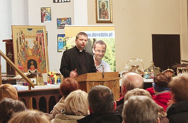 Ks. dr hab. Antoni Bartoszek podczas wykładu w domu parafialnym św. Anny w Zabrzu