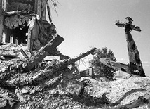 Po nalotach Stalingrad zamienił się w morze gruzów i ruin 