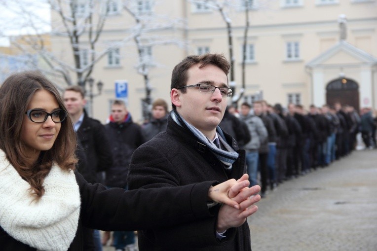 Maturzysci tańczą poloneza na Starym Rynku w Łowiczu