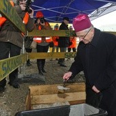 Plac pod budowę ośrodka poświęcił bp Mieczysław Cisło