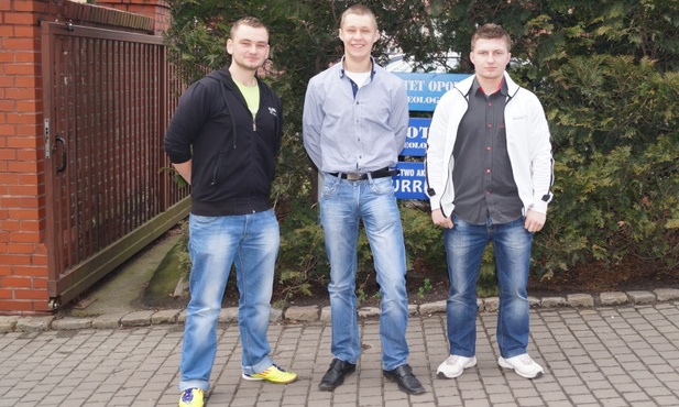 Podczas wyjazdu do Opola Kacprowi towarzyszyli i dodawali wsparcia jego przyjaciele z klasy Kamil Szczepaniak i Tomasz Olaczek