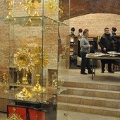 Zakupów w hurtowni artykułów liturgicznych w Płocku można dokonać w pięknych gotyckim wnętrzu