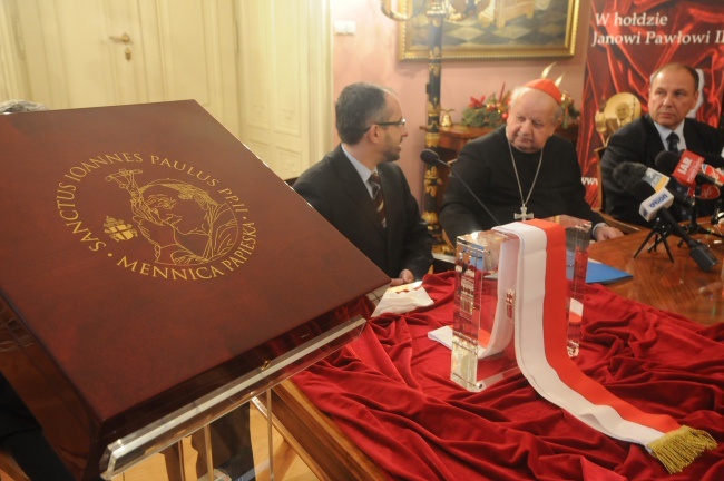 Zegar kanonizacyjny i papieska moneta