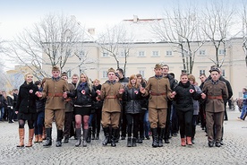  Poloneza poprowadzili uczniowie ZSP nr 1 im. 10. Pułku Piechoty w Łowiczu