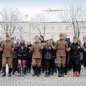  Poloneza poprowadzili uczniowie ZSP nr 1 im. 10. Pułku Piechoty w Łowiczu