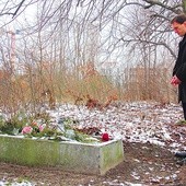 Jeden z dwóch ocalonych grobów wciąż odwiedza rodzina zmarłego