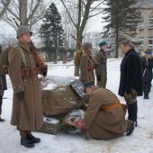 Skierniewiczanie złożyli kwiaty pod obeliskiem upamiętniającym poległych w powstaniu styczniowym