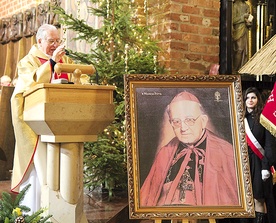  – „Niech będzie pochwalony Jezus Chrystus” – tym pozdrowieniem bp Wilhelm zawsze nas pozdrawiał. Dzisiaj my pozdrawiamy sługę Bożego bp. Wilhelma Plutę: „Niech będzie pochwalony Jezus Chrystus” – mówił w kazaniu ks. dr Henryk Dworak, wieloletni rektor paradyskiego seminarium