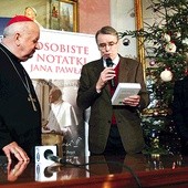  Podczas prezentacji książki kard. S. Dziwisz otrzymał od prezesa wydawnictwa „Znak” Henryka Woźniakowskiego jeden z pierwszych egzemplarzy