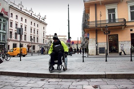  Dopiero jadąc na wózku, dostrzegłem różnicę między brukiem a gładkim asfaltem