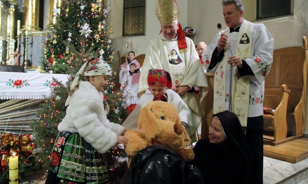 Wielki pluszowy pies to prezent od biskupa dla przedszkolaków