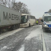 Po zderzeniu autokaru z tirem przez kilka godzin powstały utrudnienia w ruchu na krajowej siódemce