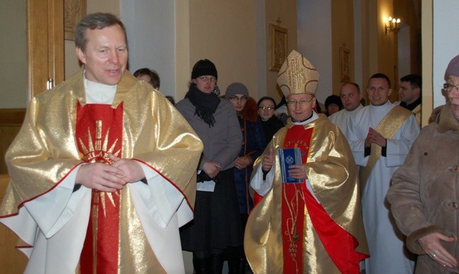 Mszy św. przewodniczył opat cystersów o. Eugeniusz Augustyn. Pierwszy z lewej ks. Piotr Turzyński