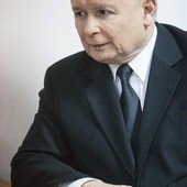 Jarosław Kaczyński  jest twórcą i prezesem Prawa i Sprawiedliwości, wcześniej stworzył też partię Porozumienie Centrum. W okresie PRL był działaczem demokratycznej opozycji. Po zwycięstwie przez PiS wyborów parlamentarnych w 2005 r. stworzył rząd, którego był premierem w latach 2006–2007. W 2010 r. startował w przedterminowych wyborach prezydenckich jako kandydat PiS. Jest doktorem nauk prawnych. Ma 64 lata.