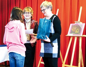  Laureatom konkursu gratulowała autorka albumu Danuta Szegda-Pestka (z lewej)