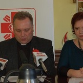 Koordynatorem akcji jest Iwona Stępniewska. Obok wicedyrektor diecezjalnej Caritas ks. Robert Kowalski