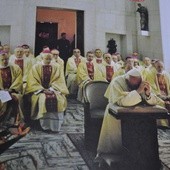 Polscy biskupi w prywatnej kaplicy papieskiej z Janem Pawłem II w czasie wizyty ad limina w 1998 roku