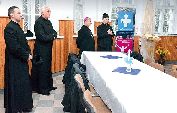  Inauguracja odbyła się w centrum duszpasterskim dzieła „Kazimierzówce”. Od lewej: ks. Jacek Pałosz, ks. Grzegorz Senderski, bp Henryk Tomasik i ks. Sławomir Płusa