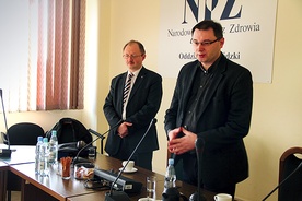  Były dyrektor Grzegorz Nowak (z lewej) obok przewodniczącego rady społecznej śląskiego NFZ Łukasza Falgiera