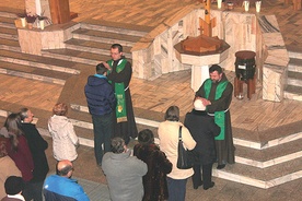  Błogosławieństwo indywidualne po Eucharystii w kościele franciszkanów w Zabrzu