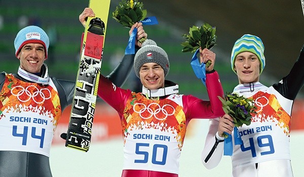 Kamil Stoch (w środku) w towarzystwie wicemistrza olimpijskiego Petera Prevca (z prawej) i zdobywcy brązowego medalu Andersa Bardala (z lewej)