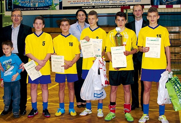 Zwycięzcy szóstej futsalowej edycji turnieju: (od lewej) Piotr Błasiak, Rafał Chrobak, Mikołaj Franusik, Daniel Iwanek i Tomasz Franusik z organizatorami