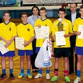 Zwycięzcy szóstej futsalowej edycji turnieju: (od lewej) Piotr Błasiak, Rafał Chrobak, Mikołaj Franusik, Daniel Iwanek i Tomasz Franusik z organizatorami