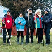 Trzymany w ręce kostur nie tyle dodaje powagi, co przede wszystkim pomaga w wędrówce